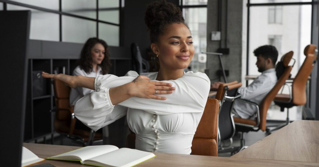 Pausas no expediente: conheça quatro movimentos de ginástica laboral